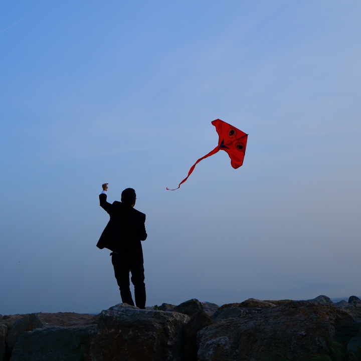 Mensch lässt Drachen steigen