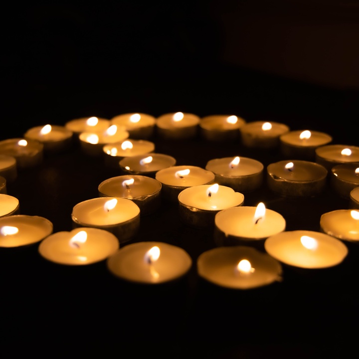 Peace-Zeichen aus brennenden Kerzen