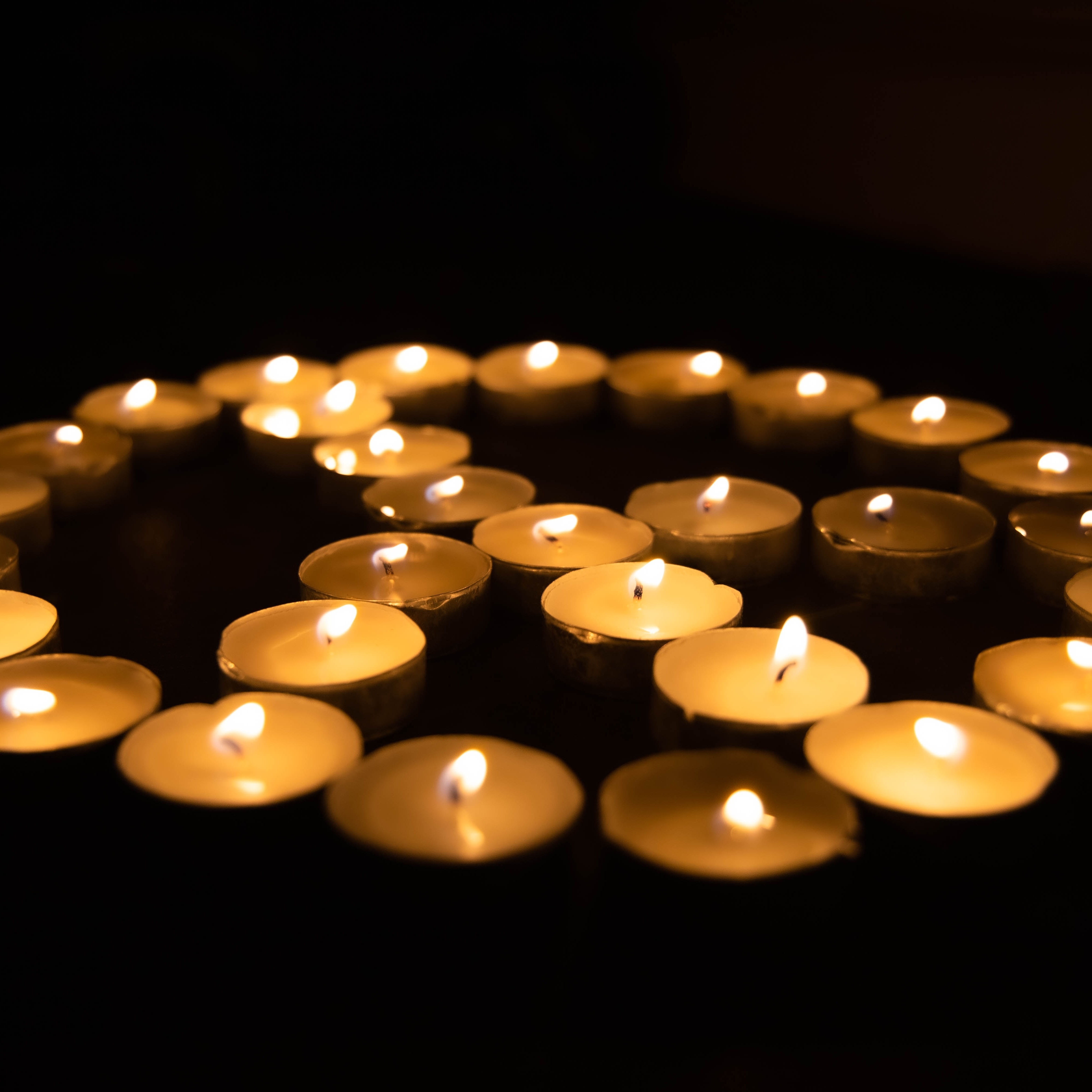 Peace-Zeichen aus brennenden Kerzen