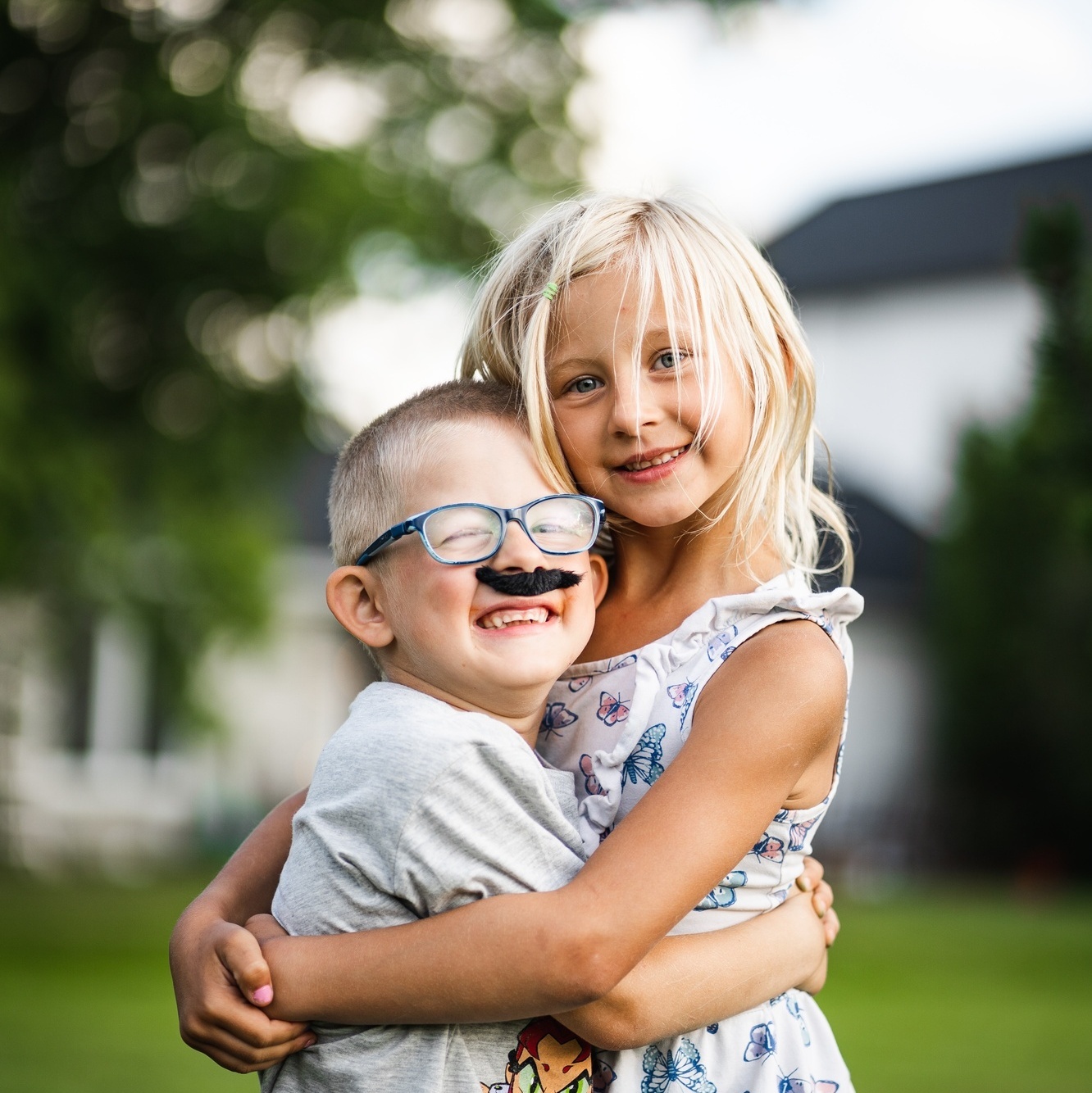 Zwei Kinder, die sich umarmen, strahlen