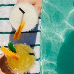 Cocktailgläser am Pool