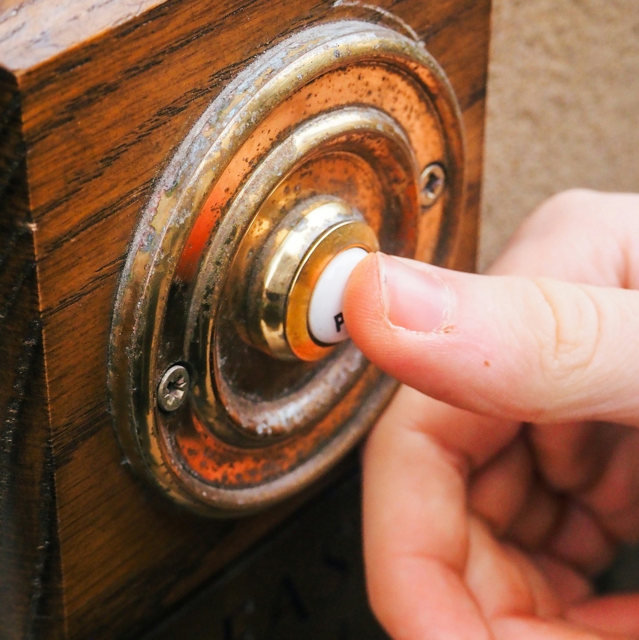 Daumen drückt auf Klingel