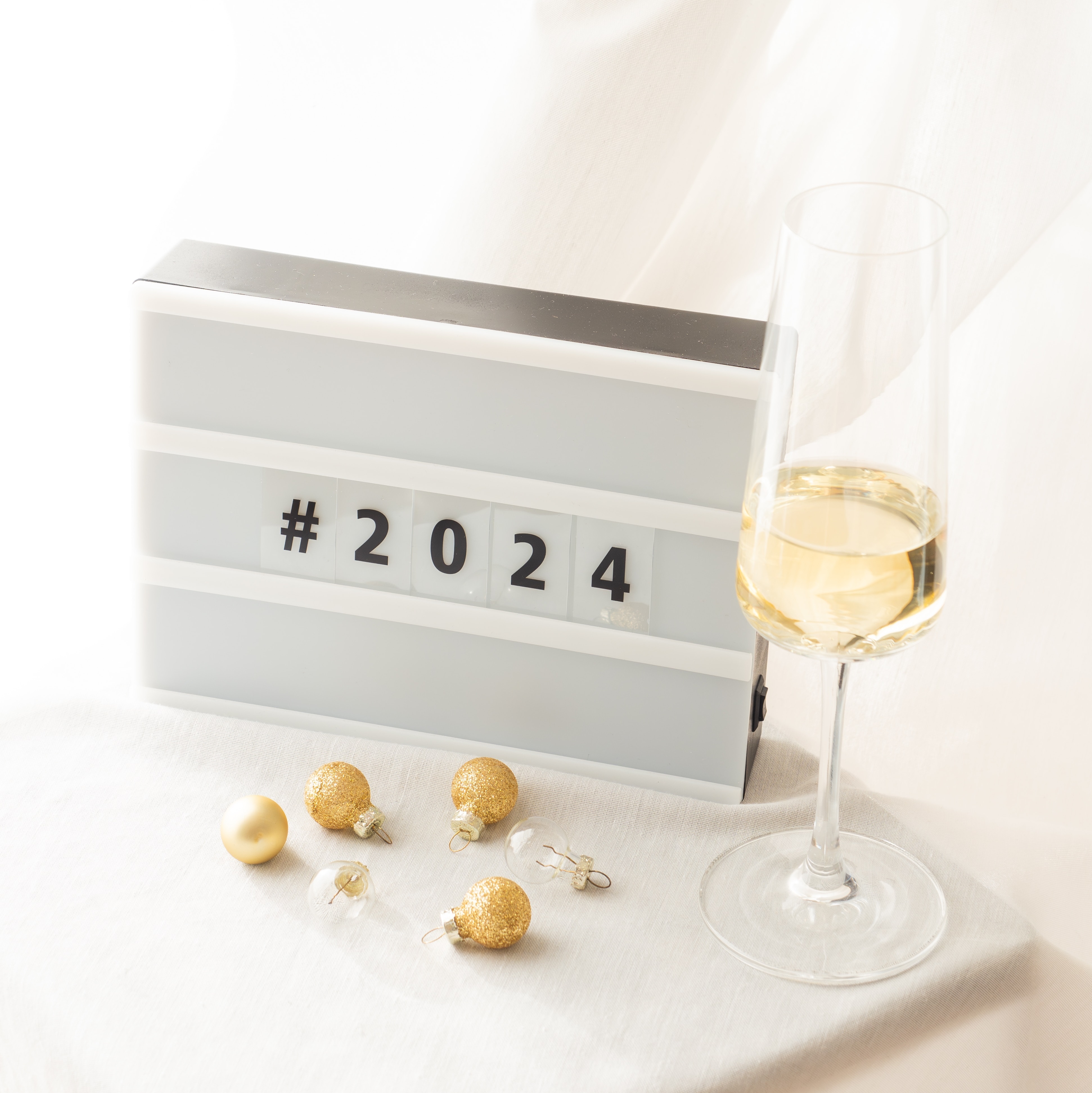 Sektglas und Schriftzug "2024"