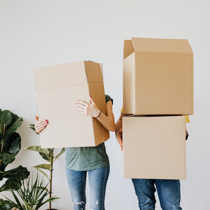 Zwei Personen mit Umzugskartons