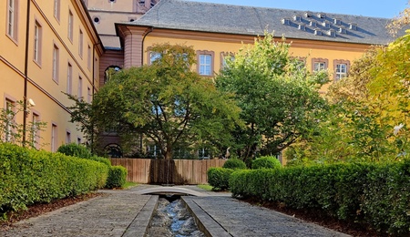 Blick vom Innenhof auf die Räume des ZThPR