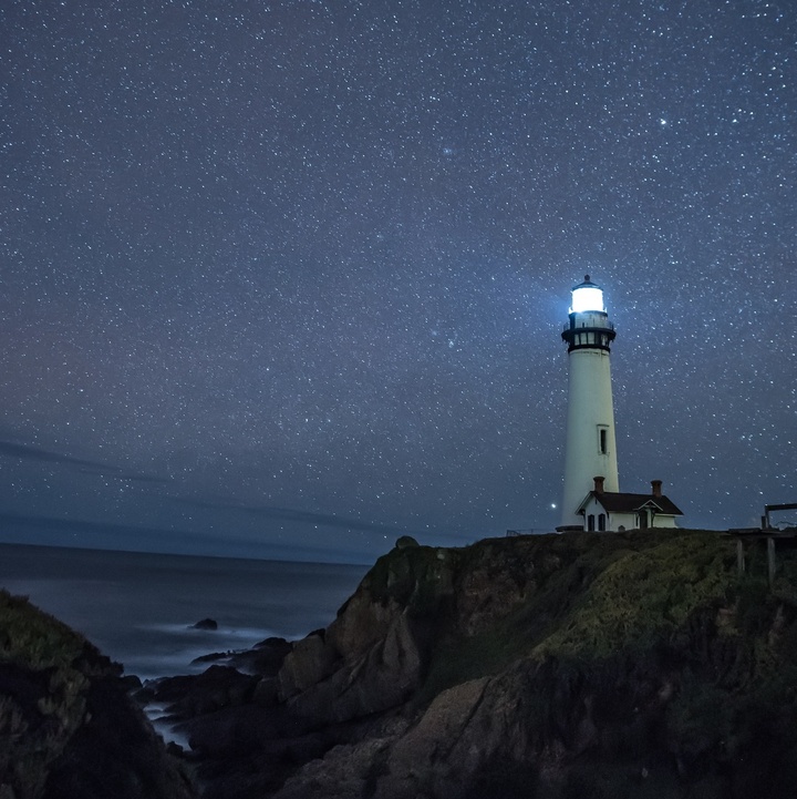 Leuchtturm in der Nacht