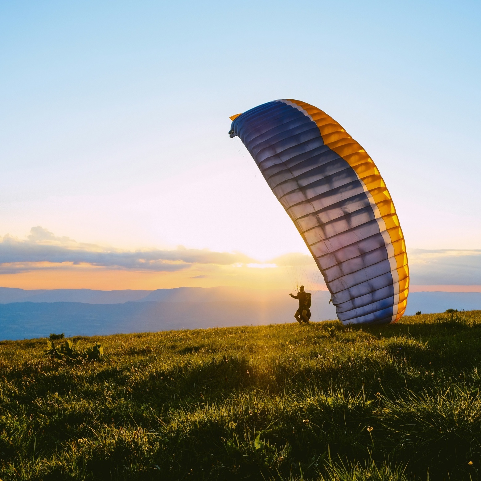 Person mit Gleitschirm macht sich bereit